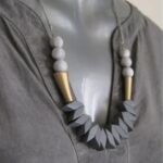 שרשרת לנשים בגווני אפור וזהב דגם Gray & Gold - בטון שיק BETON Chic